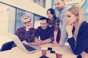 equipo de negocios de inicio en la reunión en la oficina moderna foto