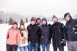 retrato de un grupo de jóvenes en un hermoso paisaje invernal foto