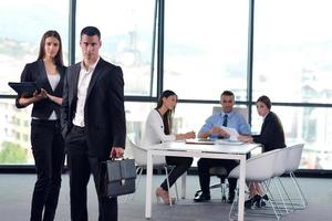 grupo de personas de negocios en una reunión en la oficina foto