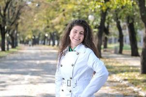 mujer joven feliz sonriendo foto