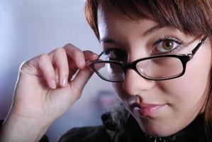 retrato de una mujer joven con gafas foto