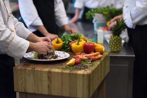 cocinar chef decorar guarnición comida preparada foto