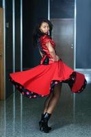 mujer con vestido rojo bailando foto