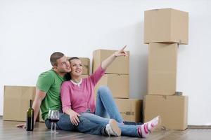 pareja joven mudándose a una casa nueva foto