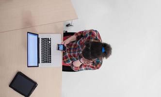 vista superior de una joven empresaria que trabaja en una laptop foto
