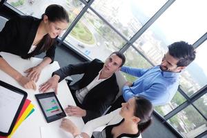 grupo de personas de negocios en una reunión en la oficina foto