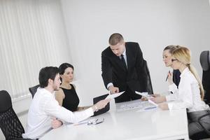 empresarios en una reunión en la oficina foto