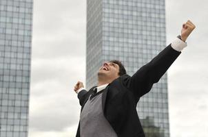 foto de feliz ganador empresario gritando de alegría