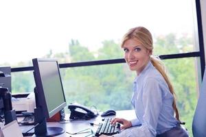 mujer de negocios trabajando en su escritorio en una oficina foto