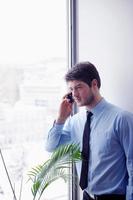 hombre de negocios hablando por celular foto