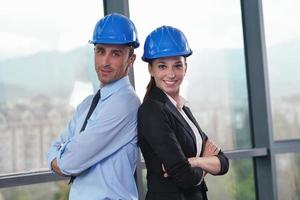 empresarios e ingenieros en reunión foto