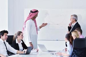 hombre de negocios árabe en la reunión foto