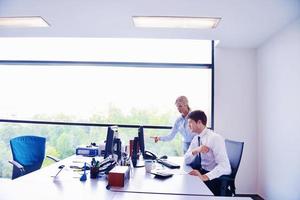 empresarios en una reunión en la oficina foto