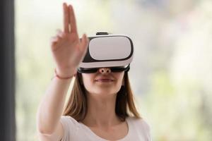 mujer usando gafas vr-headset de realidad virtual foto