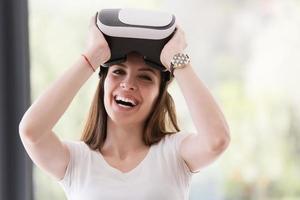 mujer usando gafas vr-headset de realidad virtual foto