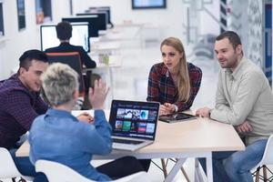 equipo de negocios de inicio en la reunión en la oficina moderna foto