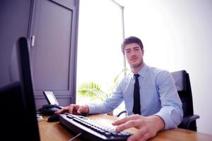 feliz joven hombre de negocios en la oficina foto