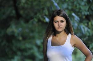 Morena linda mujer joven sonriendo al aire libre en la naturaleza foto