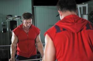 hombre fuerte hacer ejercicio en el gimnasio foto