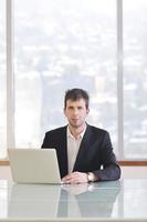 joven hombre de negocios solo en la sala de conferencias foto