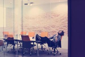 hombre de negocios descansando en el escritorio foto