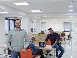 negocio de inicio, retrato de hombre de negocios en la oficina moderna, lluvia de ideas en equipo en segundo plano foto