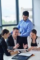 grupo de personas de negocios en una reunión en la oficina foto