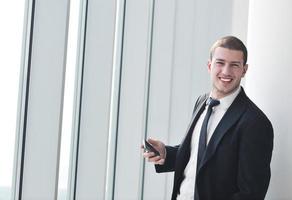 joven hombre de negocios habla por celular foto