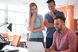 grupo de jóvenes trabajadores empleados con computadora foto