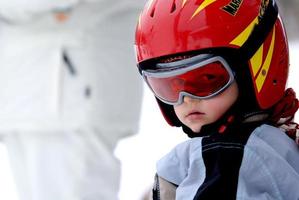 pequeño esquiador con casco y gafas foto