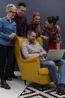 equipo de negocios de inicio en la reunión en la oficina moderna foto