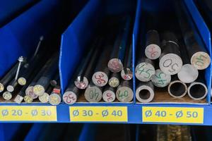 tubos, piezas metálicas y varias piezas metálicas para una máquina cnc sobre un estante foto