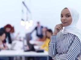 retrato de mujer de negocios musulmana africana en la oficina foto