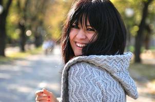 morena lindo joven sonriendo al aire libre foto