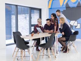 equipo de negocios de inicio en la reunión en la oficina moderna foto