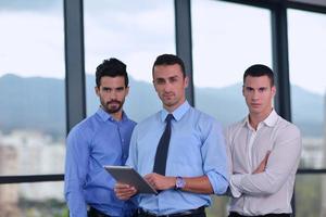 empresarios en una reunión en la oficina foto