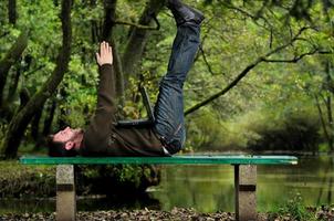 joven empresario con laptop al aire libre foto