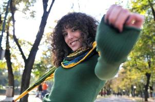 joven mujer rizada sonriendo foto