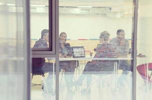 equipo de negocios de inicio en la reunión en la oficina moderna foto