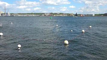 flera olika vit märkning bojar på de vatten yta av de baltic hav rör på sig på små vågor video