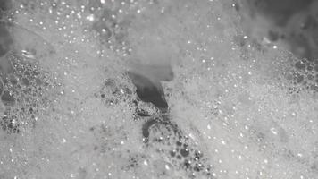 espuma y pompas de jabón del agua en un fregadero. video