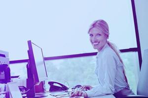 mujer de negocios trabajando en su escritorio en una oficina foto