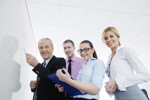 hombre de negocios senior dando una presentación foto