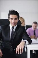 joven hombre de negocios en reunión foto