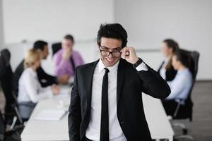 joven hombre de negocios en reunión foto