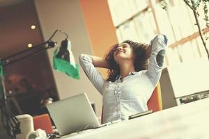 joven mujer de negocios en la oficina foto