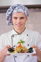 cocinero sosteniendo comida foto