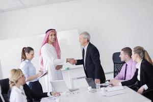 hombre de negocios árabe en la reunión foto