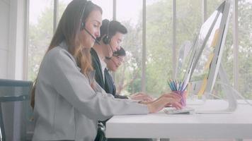 atendimento ao cliente com call center amigável, homem e mulher e operador para cliente de suporte, grupo de equipe de negócios com assistência e consultor, helpdesk de conselheiro e contato, conceito de comunicação. video