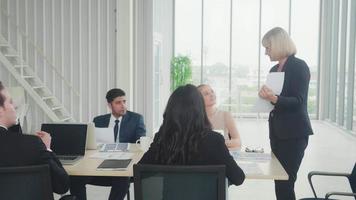 grupo de empresários apresentando estatísticas de relatório financeiro com gráfico e gráfico na reunião da equipe de marketing, discussão sobre finanças para planejamento de estratégia na sala de conferências, conceito de negócio. video